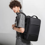 Vista interna da mochila ELAVIER com abertura 180° e bolso úmido/seco