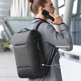 Vista interna da mochila ELAVIER com bolsos e suporte de chaveiro