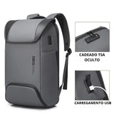 Detalhe da mochila Zephyr com cadeado TSA e porta USB lateral