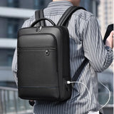 Mochila de couro com porta USB e interior organizado para acessórios