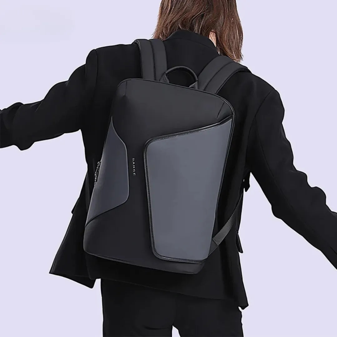 Vista frontal da mochila Nebula ELAVIER com design compacto e elegante 
