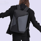 Vista frontal da mochila Nebula ELAVIER com design compacto e elegante 
