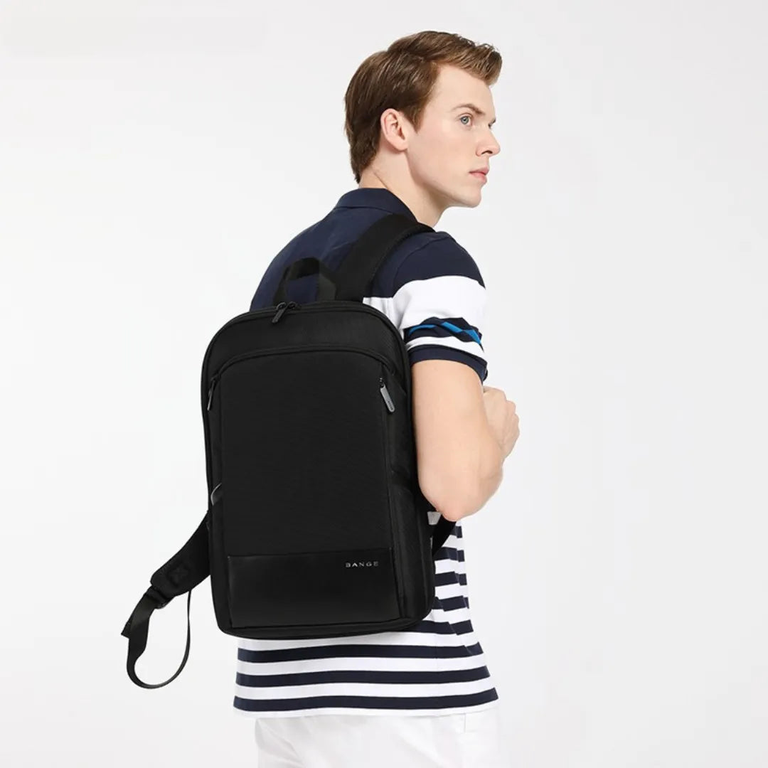 Vista interna da mochila ELAVIER com bolsos organizados e suporte de chaveiro