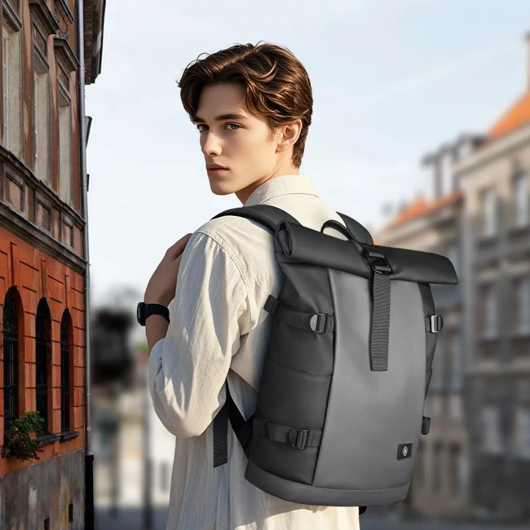 Vista lateral da mochila ELAVIER Forge com bolso na alça e expansão