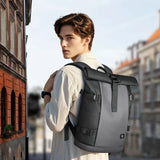 Vista lateral da mochila ELAVIER Forge com bolso na alça e expansão